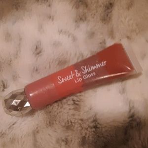 Shimmery lip gloss
